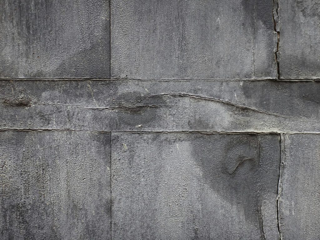 gray wooden board with white rope